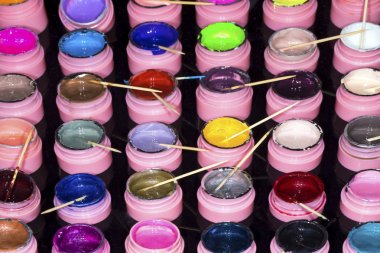 jel, renkli bir kavanozu