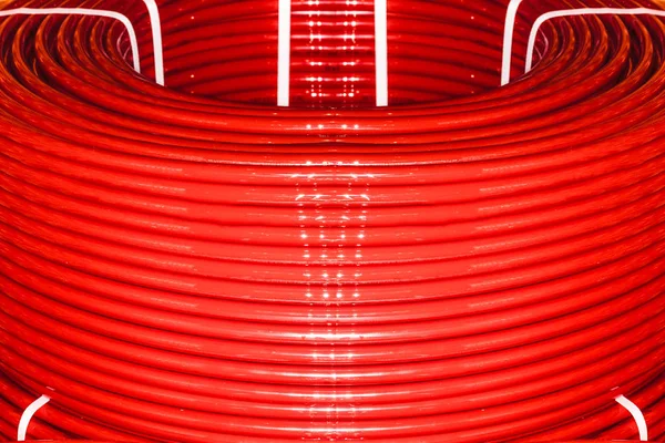 Fios vermelhos de alta tensão — Fotografia de Stock
