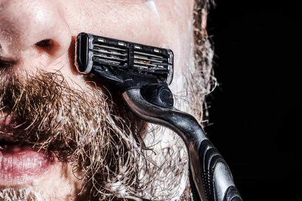 The man is shaving — Stock Photo, Image