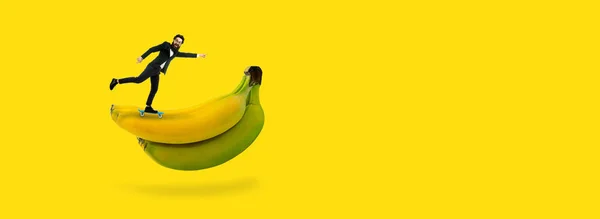 Empresário Patinando Monte Bananas Fundo Amarelo Conceito Negócio Moderno — Fotografia de Stock