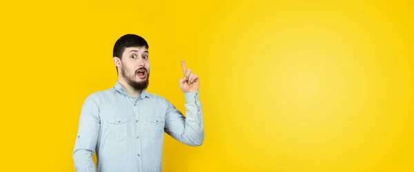 Man met een opgeheven vinger — Stockfoto