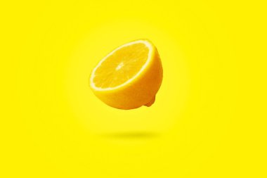Dilimlenmiş limon havada duruyor.