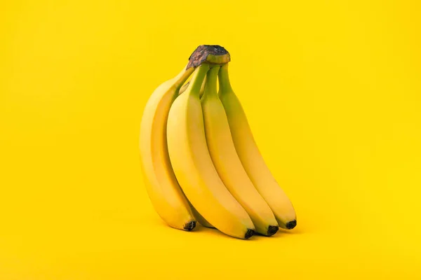 Um bando de bananas em amarelo — Fotografia de Stock