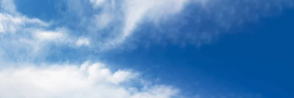 Nuages duveteux dans le ciel bleu — Photo