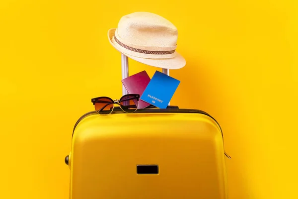 Artículos para viajar en un amarillo — Foto de Stock