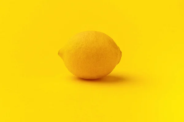 Limão em amarelo — Fotografia de Stock