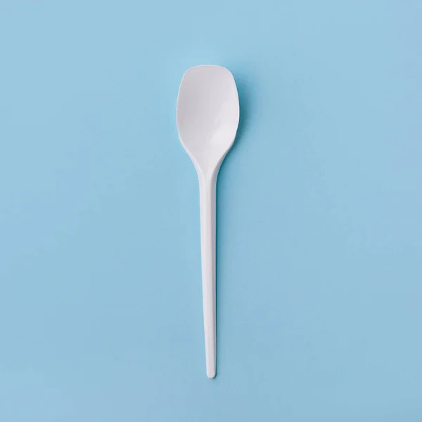 Plastic spoon on blue background, — Stock Photo, Image