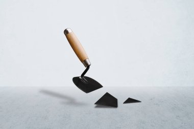 Kırık inşaat spatulası