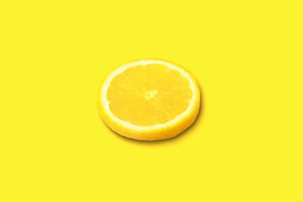 Zitronenscheibe auf gelb — Stockfoto