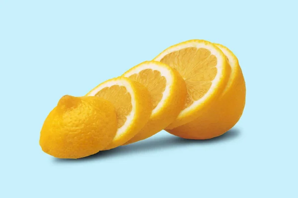 Gesneden citroen op blauw — Stockfoto