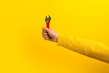 İngiliz anahtarı kadının elinde.