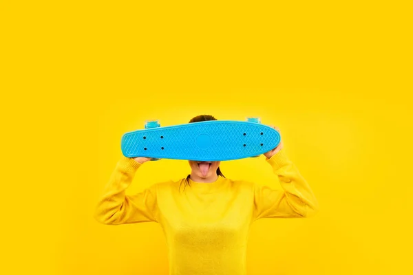 Fille avec skateboard mockup — Photo