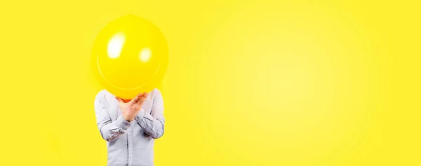 Muž s balónem panoramatický mockup — Stock fotografie