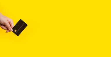 Banka kartı sarı arkaplan üzerinde, panoramik metin alanı ile maket