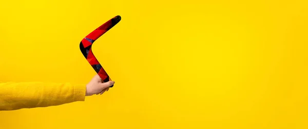 Bumerang Weiblicher Hand Über Gelbem Hintergrund Panorama Attrappe Mit Platz — Stockfoto