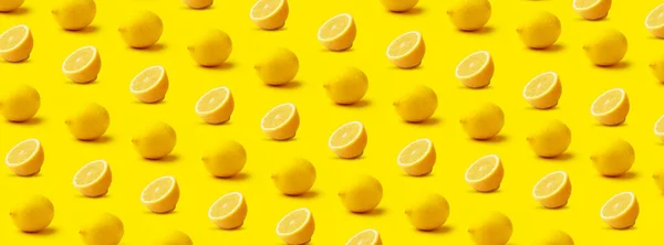 黄色背景的柠檬图案 全景图像 — 图库照片