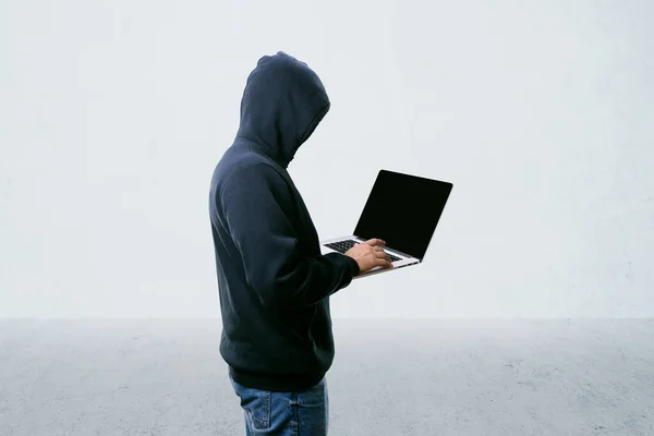 Onbekende Hacker Motorkap Met Laptop — Stockfoto