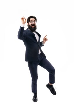 Sakallı işadamı kutluyor onun başarılı, izole üzerinde beyaz arka plan dans