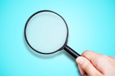 mavi arkaplanda siyah büyüteç, arama konsepti