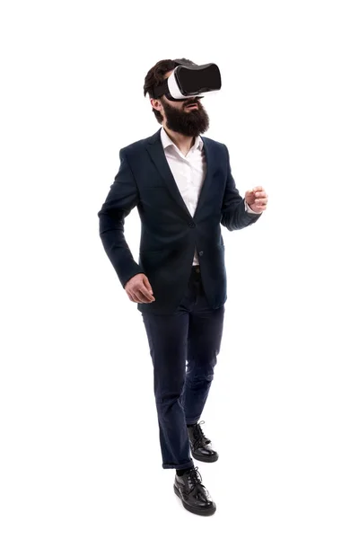 一个留着胡子的商人在虚拟现实眼镜的全长肖像 在白色背景上隔离 — 图库照片