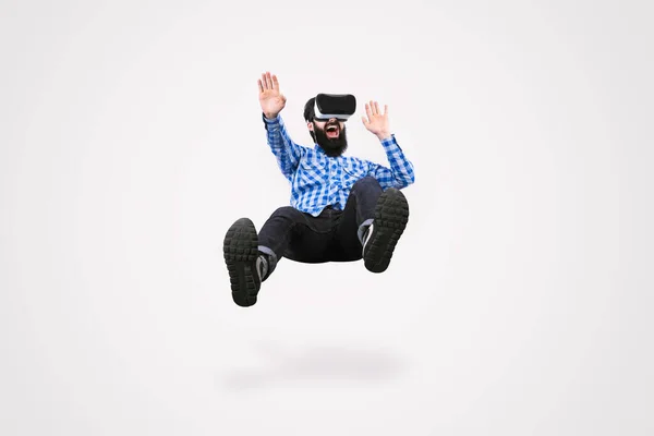 Vrolijk Baard Man Bril Virtual Reality Zweven Grijze Achtergrond — Stockfoto