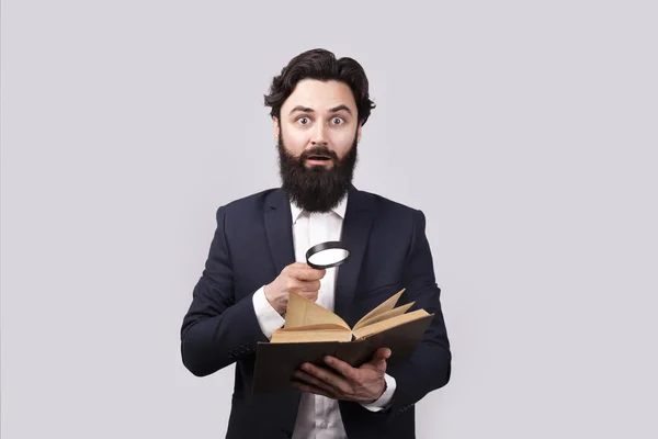 Geschokte Man Met Baard Leesboek Met Vergrootglas Man Grijze Achtergrond — Stockfoto