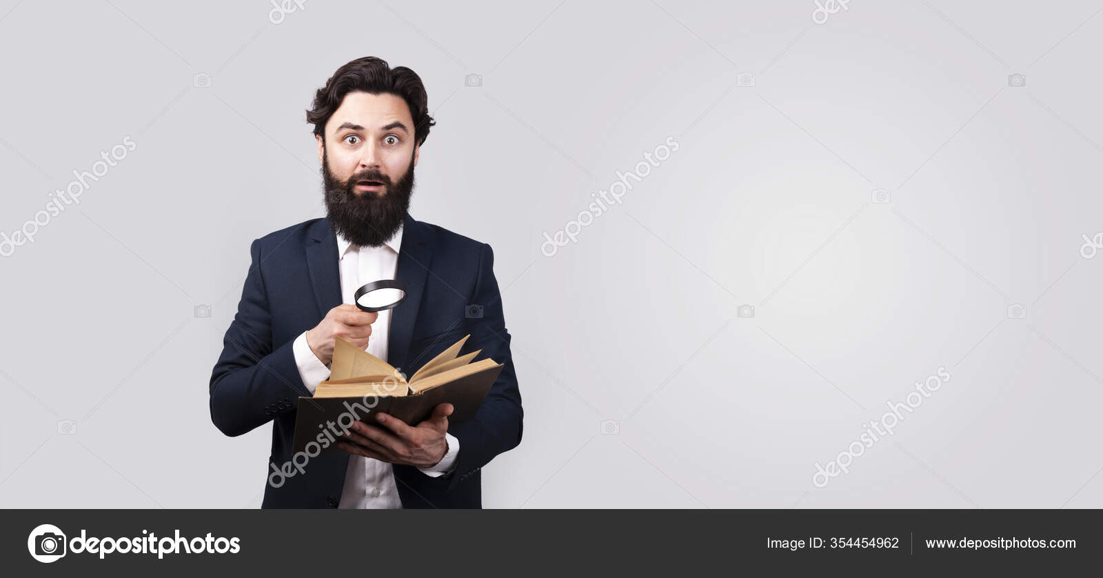 Download Chocado Barbudo Homem Leitura Livro Com Lupa Macho Sobre ...