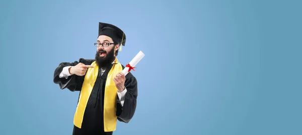 Diplomayı Mavi Arkaplanda Göstererek Mutlu Mezun Olmak Eğitimin Başarıyla Tamamlanması — Stok fotoğraf