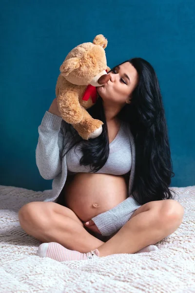 Photo Beautiful Pregnant Woman Black Hair Posing Bedroom Bed Toy — Stock Photo, Image