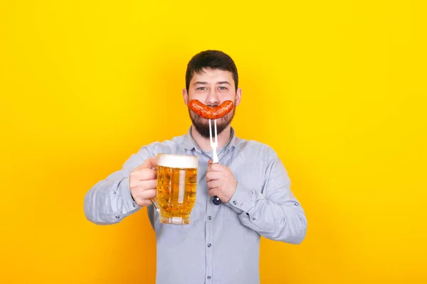 Homme Avec Verre Bière Saucisse Grillée Sur Une Fourchette Main — Photo