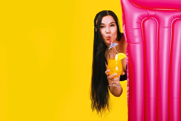 Ragazza Con Cocktail Materasso Bagno Sfondo Giallo Concetto Vacanza Estiva — Foto Stock