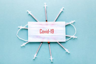Tıbbi maske ve şırıngalar, Coronavirus Covid-19 konsepti