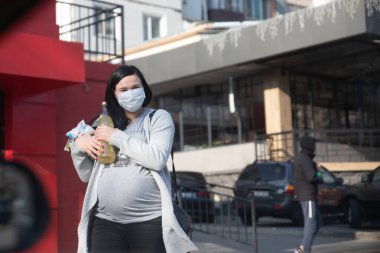 18 Mart 2020 tıbbi koruyucu maskeli kimliği belirsiz hamile kadın, koronavirüs (covid-19) koruma konsepti. Chisinau, Moldova
