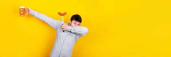 Dans Pistinde Bira Içen Popüler Alkolik Sarı Arka Planda Poz — Stok fotoğraf