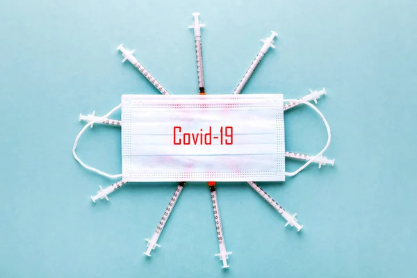 Tıbbi maske ve şırıngalar, Coronavirus Covid-19 konsepti