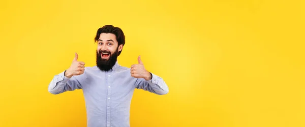 Felice Uomo Barbuto Mostrando Pollice Sorridente Sfondo Giallo Modello Panoramico — Foto Stock