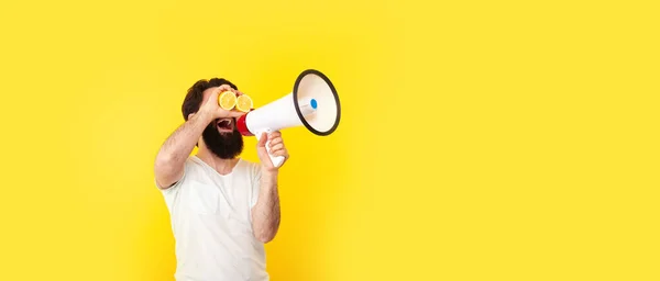 Homem Barbudo Positivo Com Megafone Sobre Fundo Amarelo Conceito Humor — Fotografia de Stock
