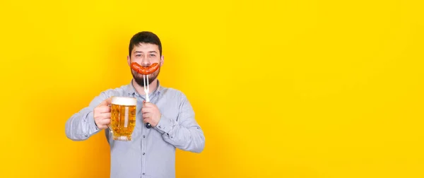 Man Glass Beer Grilled Sausage Fork His Hand Standing Yellow — Stock Photo, Image