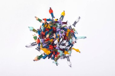 soyut plastik insanlar gezegen şeklinde, dünya Covid-19 virüs saldırısı konsepti.