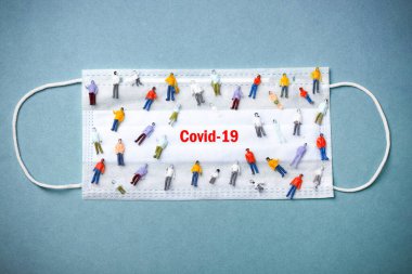 Tıbbi koruyucu maskeli insan figürleri, COVID-19 ölümcül virüs koruma kavramı
