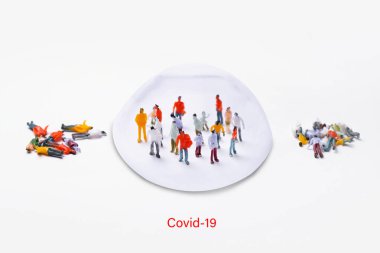 Kişisel izolasyon kavramı, kubbe altında korunan soyut plastik insanlar, covid-19 karantina