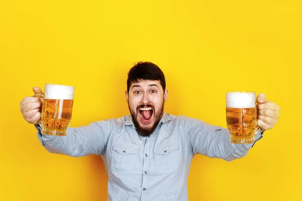 Homme Gai Avec Deux Verres Bière Image Sur Fond Jaune — Photo