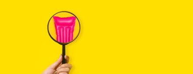 Yüzmek için yatağı olan büyüteç, yaz tatili için bir yer aramak, metin için yeri olan panoramik maket