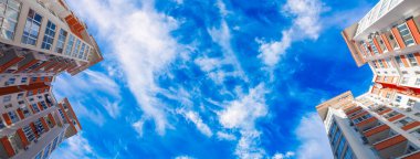 Mavi gökyüzüne karşı bina komplekslerinin görünümü, metin için alanı olan panoramik maketler