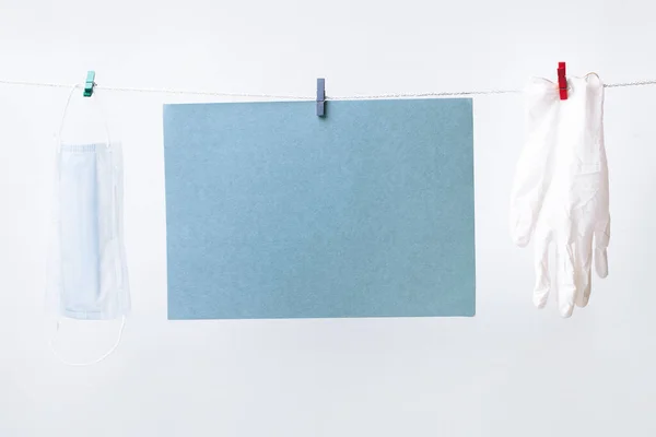 Çamaşır Mandallarına Asılı Boş Kağıt Kart Koruyucu Eldivenli Tıbbi Maske — Stok fotoğraf