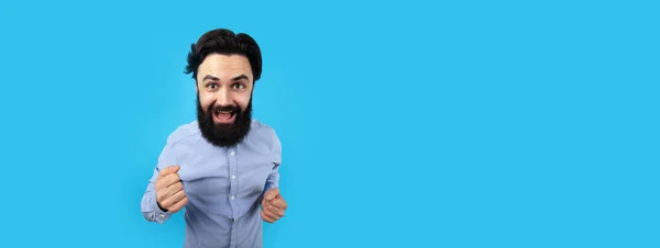 Caucasiano Engraçado Homem Está Sentindo Feliz Fundo Azul Panorâmico Mock — Fotografia de Stock