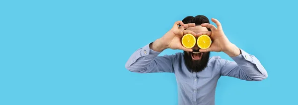 Homme Hipster Souriant Tenant Des Tranches Citron Devant Les Yeux — Photo