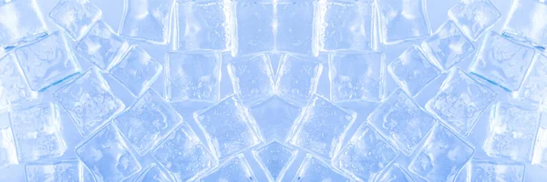 冰块立方冷藏柜 热季鸡尾酒和饮料配料 全景图像 — 图库照片