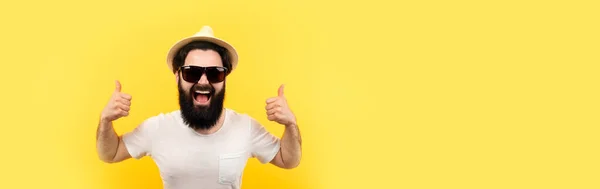 Vrolijke Man Met Koele Zomerstemming Trendy Gele Achtergrond Concept Van — Stockfoto