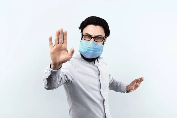 Homem Com Máscara Protetora Médica Levantando Palma Mão Fazendo Sinal — Fotografia de Stock